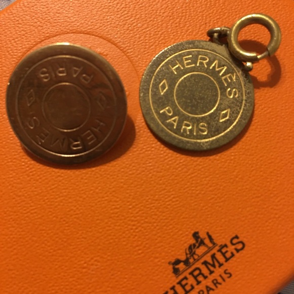 Hermès Paris Gold Plated pendant and one earring only . Some scratches w box. - Picture 4 of 5